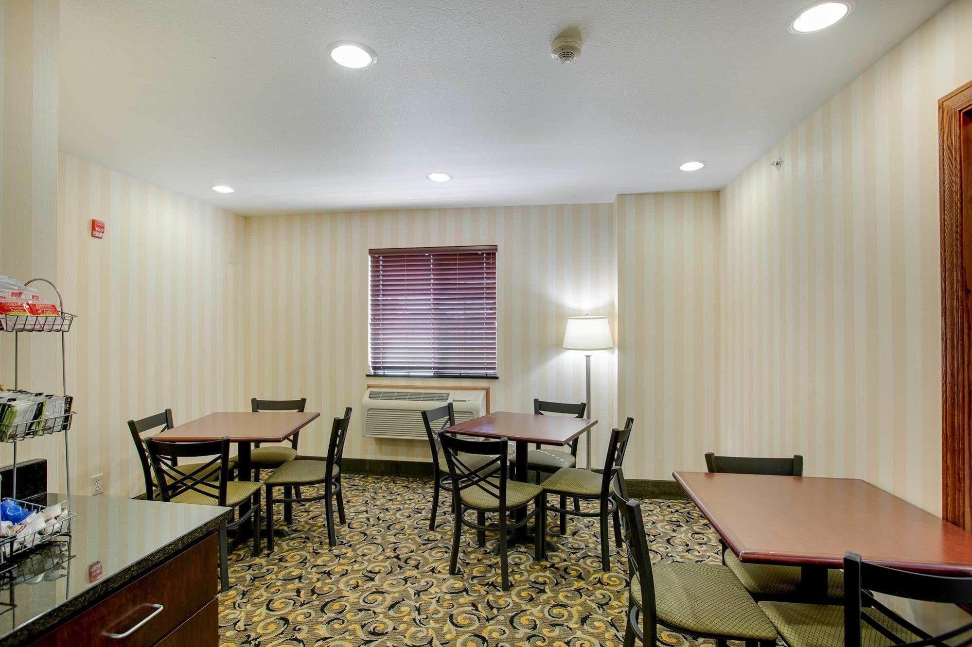 Cobblestone Inn&Suites - Clintonville Esterno foto