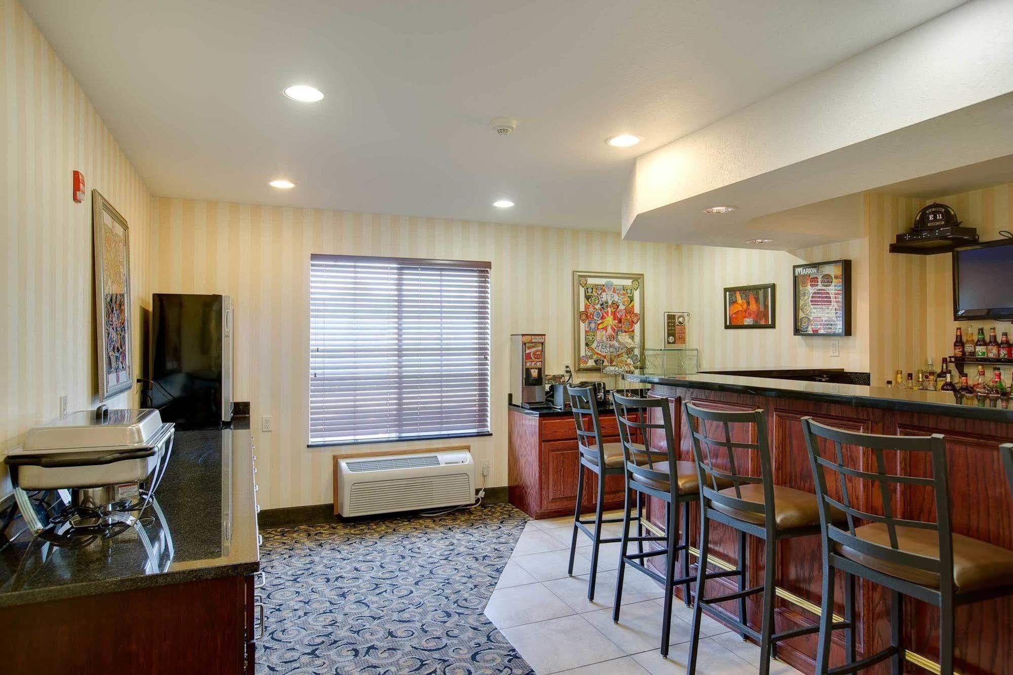 Cobblestone Inn&Suites - Clintonville Esterno foto